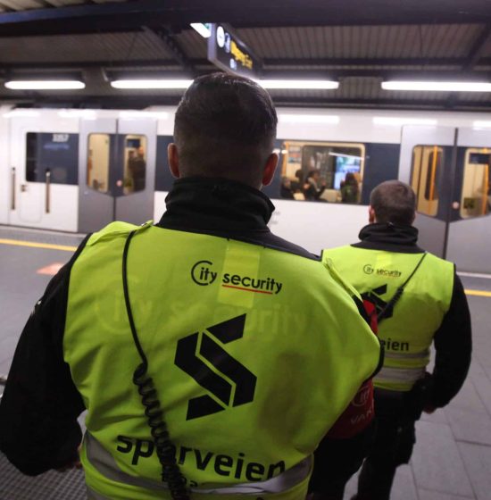 To vektere på t-banen i Oslo